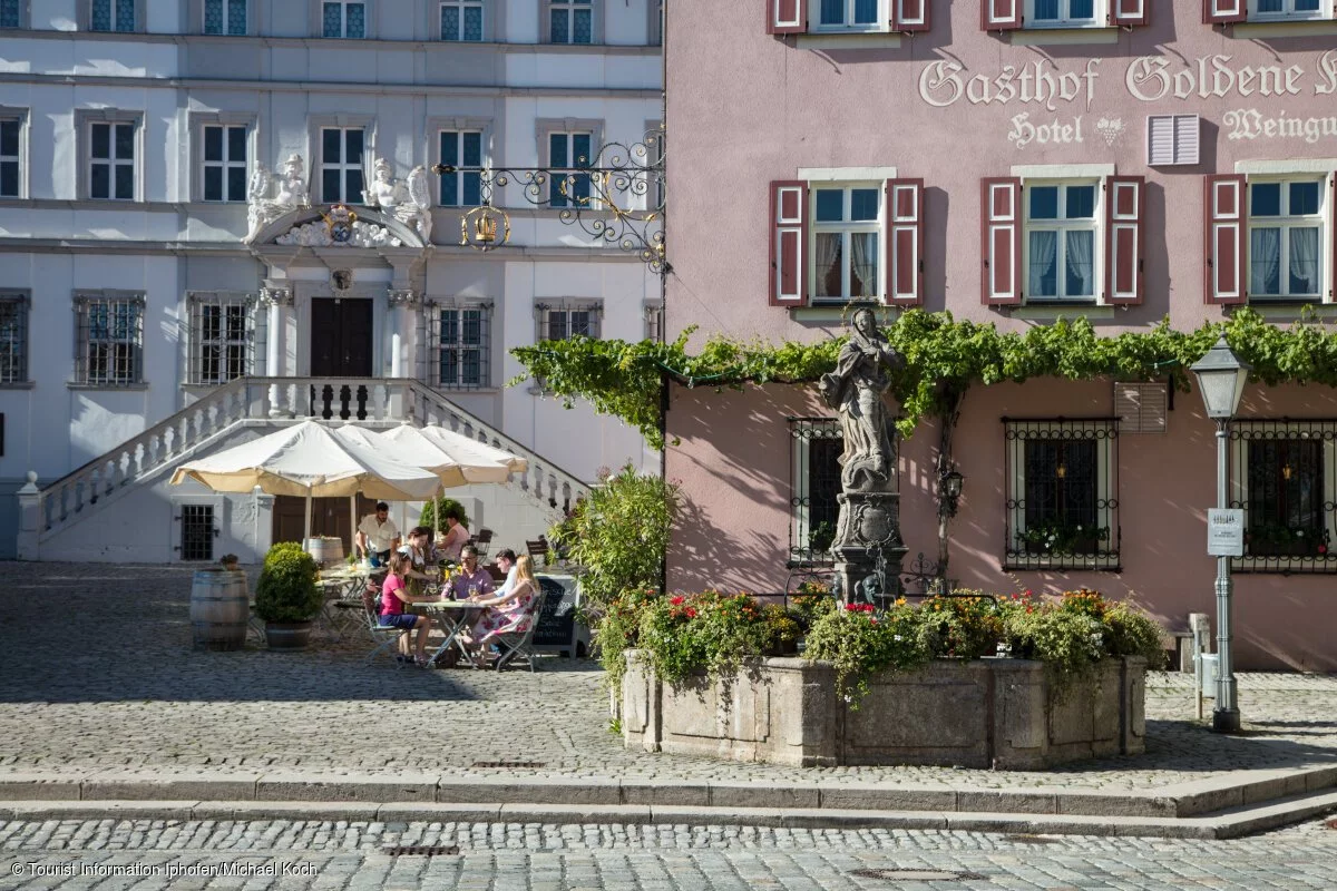 Genuss vor dem Rathaus (Iphofen, Fränkisches Weinland)